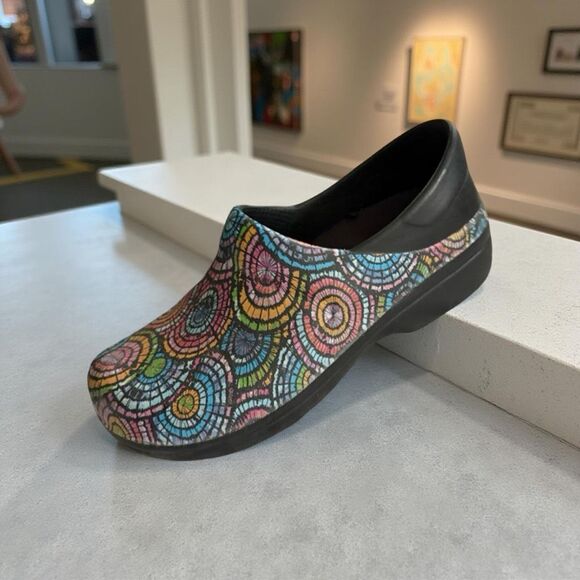 Crocs Neria Pro II Black/Colorful Stained Glass Print Dual Comfort Clogs Size W7 - Picture 1 of 11